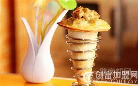 微萨手握披萨