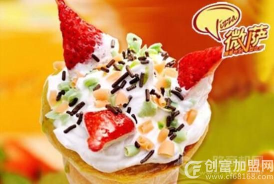 微萨手握披萨