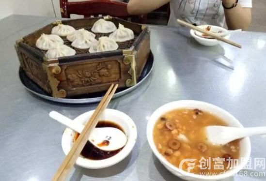 贾三灌汤包子